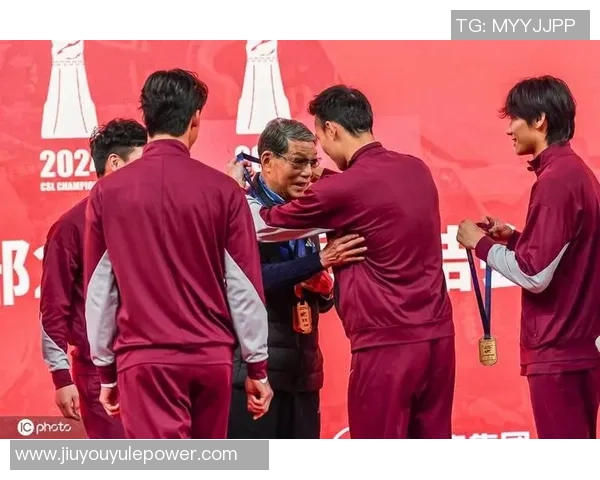 吕文君分享夺冠喜悦与恩师徐根宝合影重温崇明足球情怀 吕文君分享夺冠喜悦与恩师徐根宝合影重温崇明足球情怀