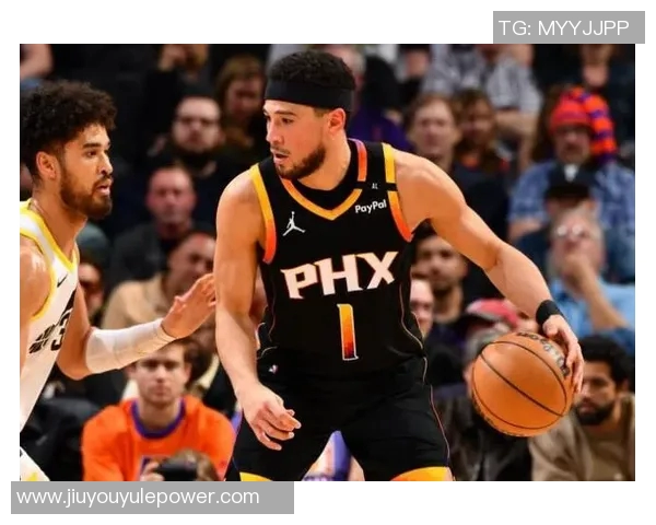 布克表现抢眼半场17分助力球队进攻火力全开次节独得11分展现个人能力 布克表现抢眼半场17分助力球队进攻火力全开次节独得11分展现个人能力